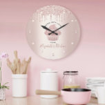 Reloj Redondo Grande Pastel de pastelería Pastelería Chef Rosa de Oro P<br><div class="desc">Imprima con elegancia este reloj de pared de nombre a medida elegante, sofisticado, sencillo y moderno. Un pastel de oro brillante, rosa, tipografía manuscrita de escritura y goteo de purpurinas superponen un falso fondo de color rosa metálico oscuro. Personaliza con tu nombre completo, negocio u otra información. Tu elección de...</div>