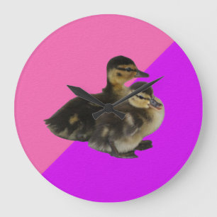 Reloj Redondo Grande Patitos sobre frambuesa rosa y sorbete morado
