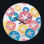 Reloj Redondo Grande Patrón azul rojo amarillo del dólar de arena<br><div class="desc">El moderno patrón de arena sin foco en amarillo,  rojo y azul presenta nuestro diseño original de varios tamaños y colores de solapados dólares de arena en un estilo gráfico plano con nuestra textura característica en un fondo blanco texturado.</div>