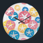 Reloj Redondo Grande Patrón azul rojo amarillo del dólar de arena<br><div class="desc">El moderno patrón de arena sin foco en amarillo,  rojo y azul presenta nuestro diseño original de varios tamaños y colores de solapados dólares de arena en un estilo gráfico plano con nuestra textura característica en un fondo blanco texturado.</div>
