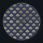 Reloj Redondo Grande Patrón de flor de oro y marina de estilo Art Déco<br><div class="desc">Un bonito patrón art decó en la marina y en el color dorado.</div>