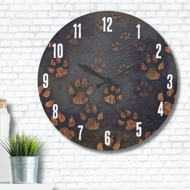 Reloj Redondo Grande Patrón de impresión de pata rústica oscuro de anim (Cute Animal Dark Rustic Paw Print Pattern Large Clock)