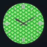 Reloj Redondo Grande Patrón de onda Art Deco - verde jade<br><div class="desc">Un patrón Art Decó basado en el patrón tradicional de olas que se ve a menudo en los textiles japoneses,  en los colores del jade,  que van desde verde apio pálido hasta verde esmeralda profundo</div>