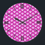 Reloj Redondo Grande Patrón de ondas Art Deco - tonos orquídeos<br><div class="desc">Un patrón Art Deco basado en el patrón tradicional de las olas,  a menudo visto en los textiles japoneses,  en tonos de rosa pálido a rosa orquídea profundo</div>