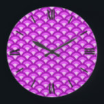 Reloj Redondo Grande Patrón de ondas Art Deco - violeta y orquídea<br><div class="desc">Un patrón Art Deco basado en el patrón tradicional de olas que se ve a menudo en los textiles japoneses,  en tonos de rosa violeta y orquídea - mejorado digitalmente para un efecto esmalte elevado.</div>