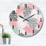 Reloj Redondo Grande Patrón tropical moderno de Monstera<br><div class="desc">Este moderno estampado de hojas de monastera, adornado con suaves rosados, verde azulado (casi un verde marino), blanco y gris, invita a la tranquilidad y a la elegancia contemporánea. Este patrón sirve como un complemento elegante y versátil a su vida. Patrón tropical moderno moderno de la hoja de monastera Reloj...</div>