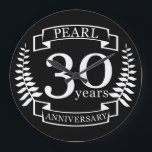Reloj Redondo Grande Pearl 30 aniversario boda 30 años<br><div class="desc">Un diseño para celebrar 30 años de matrimonio. Este diseño tiene un diseño de laurel de color blanco sobre un fondo negro. Pearl es el regalo tradicional para esta ocasión. El texto dice 30 años de la perla. Un diseño romántico para celebrar tu 30 aniversario de matrimonio. Si quieres ayuda...</div>