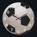 Reloj Redondo Grande Pelota de fútbol blanca y negra<br><div class="desc">Una imagen de una pelota de fútbol blanca y negra,  genial para el fanático deportivo en tu vida.</div>