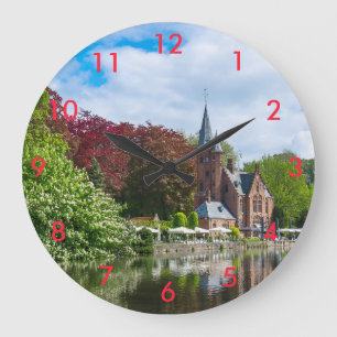 Reloj Redondo Grande Pequeño castillo cerca del lago en Brujas, Bélgica