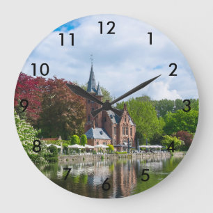 Reloj Redondo Grande Pequeño castillo cerca del lago en Brujas, Bélgica
