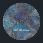 Reloj Redondo Grande Pequeño espacio astronauta<br><div class="desc">Inspire el espacio o el amante de la ciencia en su vida con este reloj temático con una galaxia pintada a mano llena de estrellas y planetas. Con las palabras "pequeño astronauta". El texto es totalmente personalizable. Parte de una colección de estudios de paquetes.</div>