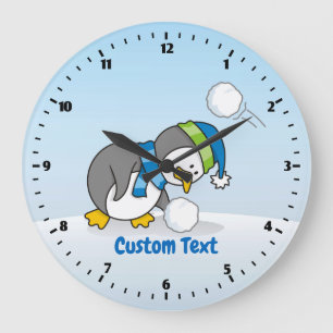 Reloj Redondo Grande Pequeño pingüino recibiendo una bola de nieve