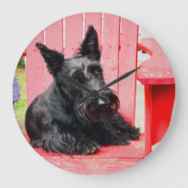 Reloj Redondo Grande Pequeño Scottie en una Gran Silla Roja
