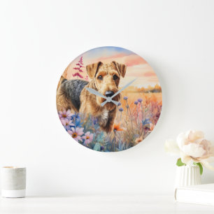 Reloj Redondo Grande Perro Airedale Terrier en una pradera de flores si