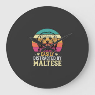 Reloj Redondo Grande Perro maltés distraído en puesta de sol retro