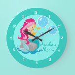 Reloj Redondo Grande Personalizado Chica Sirena Verde azulado<br><div class="desc">Hermoso reloj de pared del dormitorio de la sirena turquesa con el nombre de su hijo personalizado en escritura verde azulada de bonito. Este es un lindo reloj de habitación de casa de playa para niños. Imágenes de www.prettygrafik.com</div>