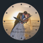 Reloj Redondo Grande Personalizado de foto del aniversario del boda<br><div class="desc">Gran reloj Personalizado de fotos del aniversario del boda</div>