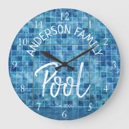 Reloj Redondo Grande personalizado de nombre de familia de la piscina d