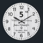 Reloj Redondo Grande Personalizado del 5° Aniversario de la Madera Blan<br><div class="desc">6.º Aniversario Boda Flor Reloj con nombres y año personalizados,  5 Año de Regalo Matrimonial para una pareja,  7.º boda Navidades Reloj personalizado 2025,  8.º aniversario ideas de regalo para una pareja Reloj</div>