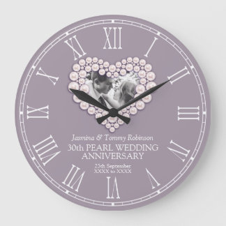Reloj Redondo Grande Personalizado del aniversario de Pearl Photo Heart