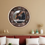 Reloj Redondo Grande Personalizado del Aniversario del Boda de Madera R<br><div class="desc">Relojes bodas para personalizar con nuevas fotos y nombres de pareja . El fondo rústico de la madera le da un toque de moda rústica. Un gran regalo para los bodas y el nuevo calentamiento de la casa, </div>