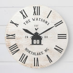 Reloj Redondo Grande Personalizado Rústico Moderno Farmhouse Nombre de<br><div class="desc">Nombre de la Familia Personalizada, ciudad, estado y año de establecimiento Rústico Muro Moderno reloj en un moderno diseño estilo casa de campo con cara de reloj numérico romano, ilustracion de granero y diseño de tablero/fondo de shiplap de madera clara blanco. Un regalo perfecto para recién casados, bodas o regalos...</div>