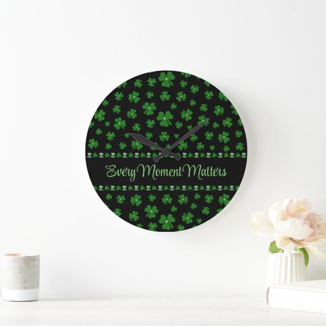 Reloj Redondo Grande Personalized St. Patrick’s Day Shamrock on Black (Hogar)