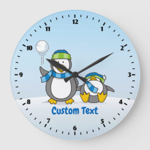 Reloj Redondo Grande Pingüinos lanzando bolas de nieve