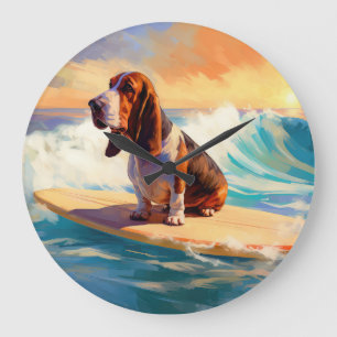 Reloj Redondo Grande Pintura de Basset Hound Surfing en la Playa