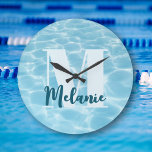 Reloj Redondo Grande Piscina azul monograma personalizada Moderna<br><div class="desc">👉 Pon una sonrisa en la cara con este magnífico reloj de piscina monograma personalizado. ¡Un regalo perfecto para tu amigo nadador! O para acceder a la piscina. - Simplemente haga clic para personalizar este diseño 🔥 Mis promesas - Esto está diseñado pensando en usted 🙏 Gracias por apoyar mi...</div>