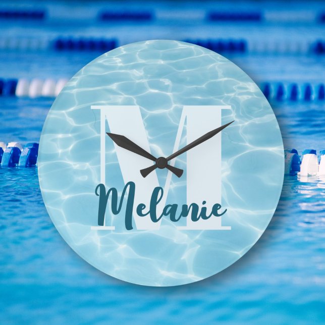 Reloj Redondo Grande Piscina azul monograma personalizada Moderna (Subido por el creador)
