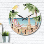 Reloj Redondo Grande Playa Cuta Tropical<br><div class="desc">Una playa de aguas frías con tonos rosas y verde azulados, que invita a la escapada o al ambiente de la playa. Tumbona de playa blanca y rosa, paraguas e incluso un flamenco para divertirse. Palmeras balanceándose, conchas para recolectar—todo se trata de esos fríos túneles tropicales de playa. Con fuentes...</div>