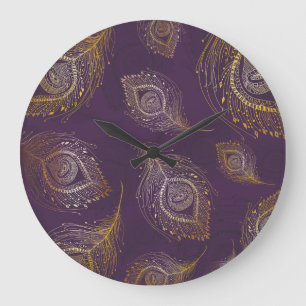 Reloj Redondo Grande Pluma de pavo real dorada, fondo violeta.