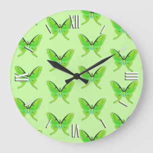 Reloj Redondo Grande Polilla de Luna en un pálido - fondo verde