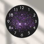 Reloj Redondo Grande Polvo de purpurina púrpura negro<br><div class="desc">Un fondo negro de moda,  decorado con un polvo purpurina falso morado. Números blancos.</div>
