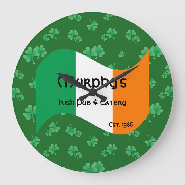 Reloj Redondo Grande Pub y Eatery personalizados Shamrock con bandera i (Anverso)
