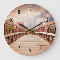 Puente rústico de madera en el campo