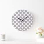 Reloj Redondo Grande Puntos de Polka Gris, Patrón De Punto De Polka, Pu<br><div class="desc">Patrón de puntos polka amables,  divertidos y adorables en color gris y blanco. Un regalo moderno y de moda,  perfecto para el amante de la polka en su vida.</div>