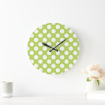 Reloj Redondo Grande Puntos de Polka Verde, Patrón De Punto De Polka, P<br><div class="desc">Patrón de puntos polka amables,  divertidos y adorables en color verde y blanco. Un regalo moderno y de moda,  perfecto para el amante de la polka en su vida.</div>