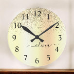 Reloj Redondo Grande Purpurina de oro Monograma Metalizado Nombre de Gl<br><div class="desc">El Purpurina De La Espuma Metálica Del Relieve metalizado Faux De Oro Cepó El Reloj De Nombre Del Monograma Metalizado. Esto hace que el dulce perfecto cumpleaños 16, boda, ducha de novia, aniversario, ducha de bebé o fiesta de soltera sea regalo para alguien que ama el lujo glam y los...</div>