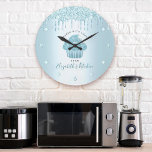 Reloj Redondo Grande Purpurina Turquesa Perfora Pastelería Pastelería C<br><div class="desc">Imprima con elegancia este reloj de pared de nombre a medida elegante, sofisticado, sencillo y moderno. Un quequito azul turquesa y brillante, guijarros manuscritos y goteos en purpurina sobre un fondo falso azul turquesa metálico oscuro. Personaliza con tu nombre completo, negocio u otra información. Tu elección de una cara de...</div>