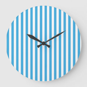 Reloj Redondo Grande Rayas verticales blancas y azul bebé claro clásica