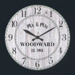 Reloj Redondo Grande Recién Bodas rusos personalizados<br><div class="desc">Un moderno y rústico estuche de madera de paja blanco monogramado de reloj de pared boda con fecha establecida.</div>