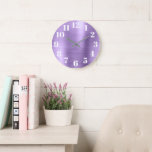 Reloj Redondo Grande Relieve metalizado púrpura moderno falso ligero<br><div class="desc">Arte digital glamuroso glamuroso de luz púrpura,  amatista y lavender Relieve metalizado falso gráfico de arte digital con negrita números de caras de grasa blanca. Elegancia moderna. Diseño de glamour. El Relieve metalizado metalizado cepillado del elemento de arte digital imprime como una foto en el reloj de la pared.</div>