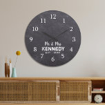 Reloj Redondo Grande Rustic Chalkboard Boda Sr. Y Sra.<br><div class="desc">Reloj Boda con un fondo rústico de pizarra. Personalice el reloj estilo casa de campo con el apellido de la nueva pareja para un regalo único de aniversario de boda.</div>