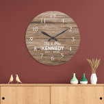 Reloj Redondo Grande Rustic Pallet Wood Sr. y Sra. Boda<br><div class="desc">Reloj boda con fondo rústico de madera de palet. Personalice el reloj estilo casa de campo con el apellido de la nueva pareja para un regalo único de aniversario boda.</div>