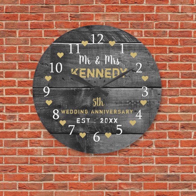 Reloj Redondo Grande Rustic Wood 5° Aniversario Boda Sr. y Sra. (Rustic Wood 5th Wedding Anniversary Mr And Mrs Large Clock)