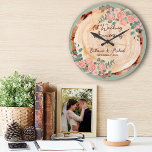 Reloj Redondo Grande Rústica acuarela Salto de madera Sage Verde<br><div class="desc">Presentamos nuestro diseño rústico de Boda de Wood Slice, perfecto para su espléndida boda con un jardín floral o rústica celebración de exuberante vegetación en un granero. Nuestro diseño cuenta con una rodaja redonda de madera de pino con bordes rústicos de corteza arbórea que le dan un toque de elegancia...</div>