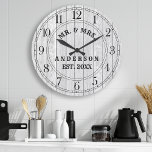 Reloj Redondo Grande Rústica Casa de Cultivo de Madera Blanca Sr. y la<br><div class="desc">Rústica Casa de Cultivo de Madera Blanca Sr. Y la Sra. Personalizado. Gran bellos y rústico granero de madera vintage parejas personalizadas nombre familiar reloj de decoración de pared establecido por año. La perfecta plancha de madera rústica para cualquier casa o cocina.</div>