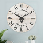 Reloj Redondo Grande Rústica Personalizado moderna Familia Nombre Farmh<br><div class="desc">Nombre de la Familia Personalizada, ciudad, estado y año de establecimiento Rústico Muro Moderno reloj en un moderno diseño estilo casa de campo con cara de reloj numérico romano, ilustracion de roca, y diseño de tablero/fondo de shiplap de madera con problemas de color blanco. Un regalo perfecto para recién casados,...</div>